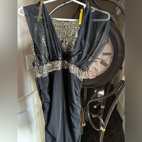 Woman’s dress - Picture 4 of 9